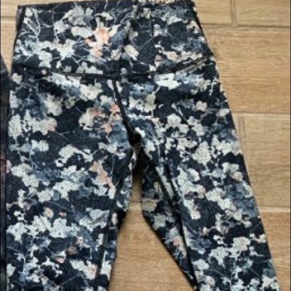 Lululemon Wunder Unders - Picture 3 of 3